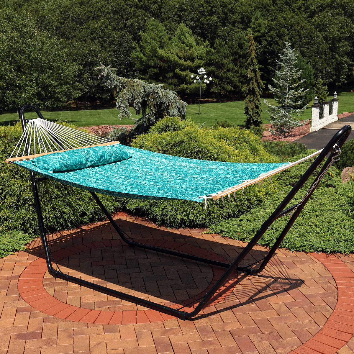 Sunnydaze detachable pillow provides added head support during lounging.