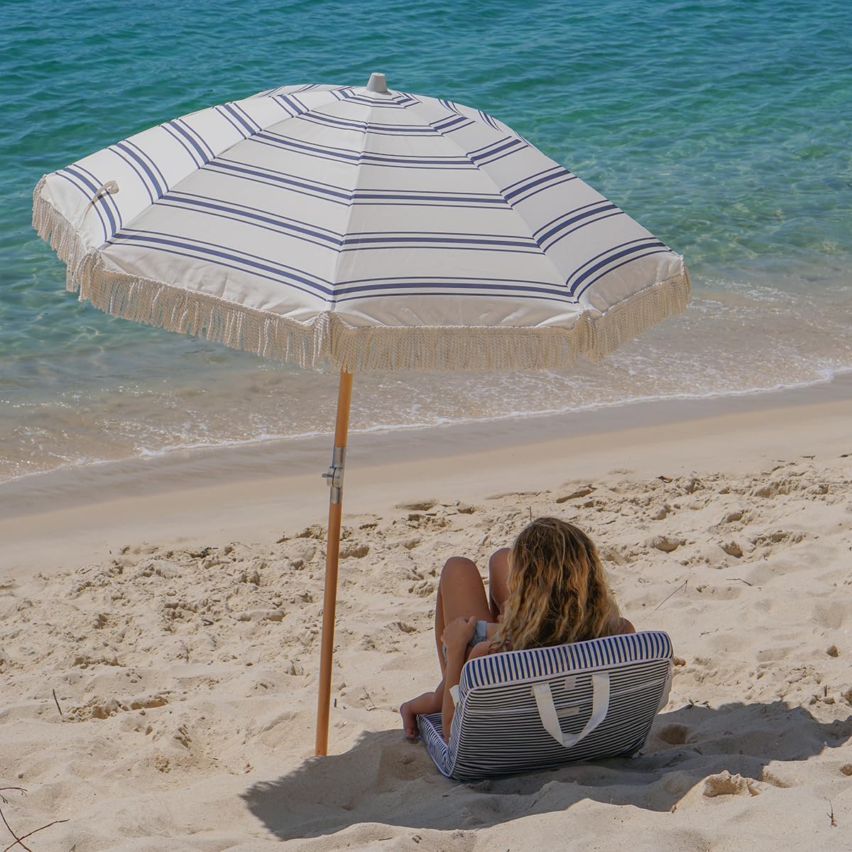 SunnyLiFE beach chair side view, showcasing sturdy steel frame and one-hand transport.