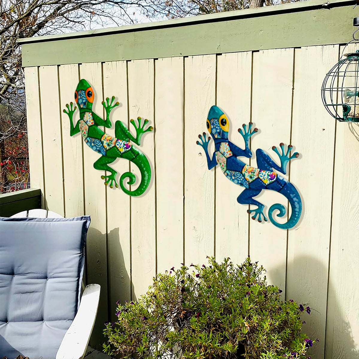 SUNREEK gecko wall art showing easy hanging hooks for mounting