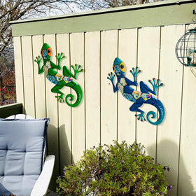 SUNREEK gecko wall art showing easy hanging hooks for mounting