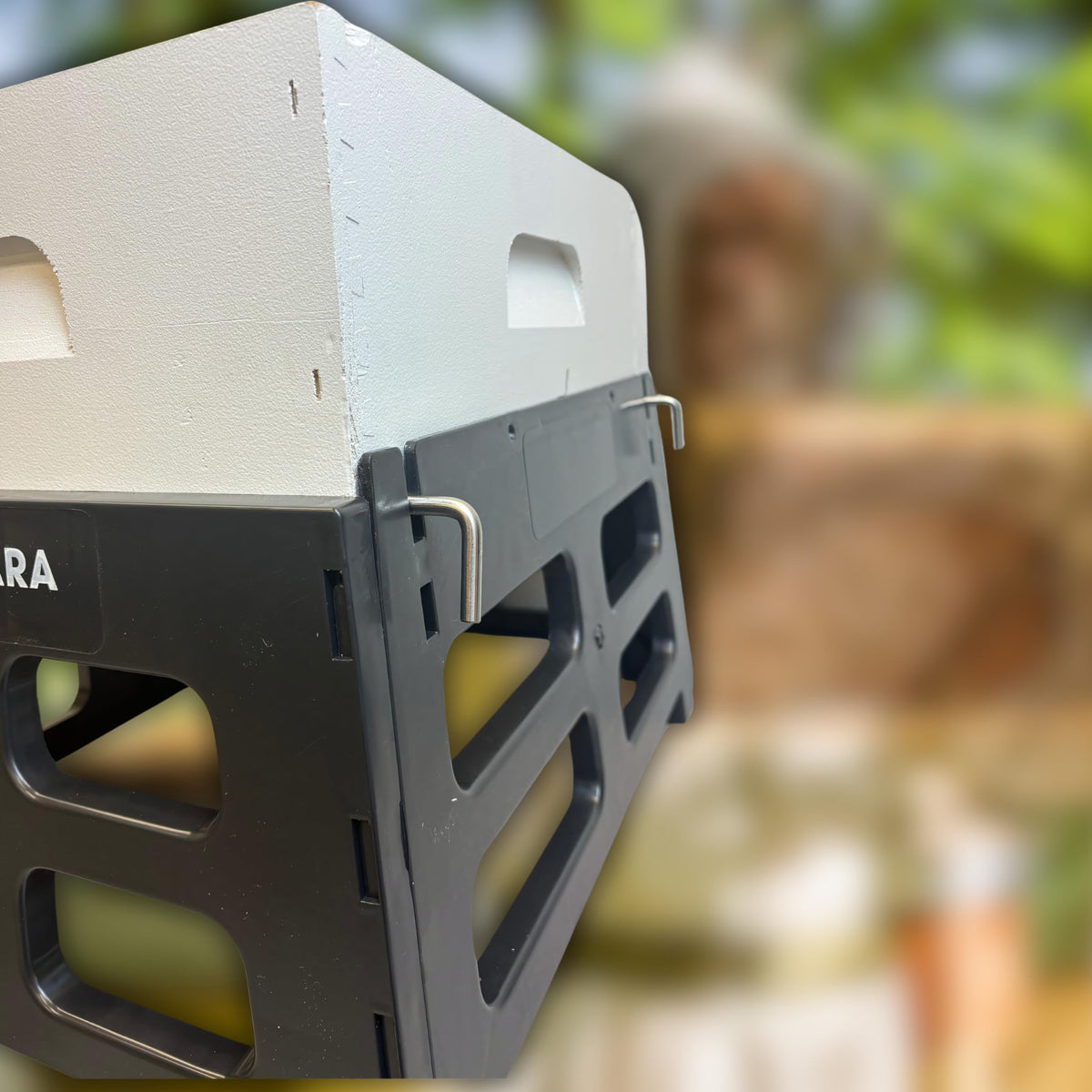 SunVara hive stand compatibility with 10-frame configurations and common frames.