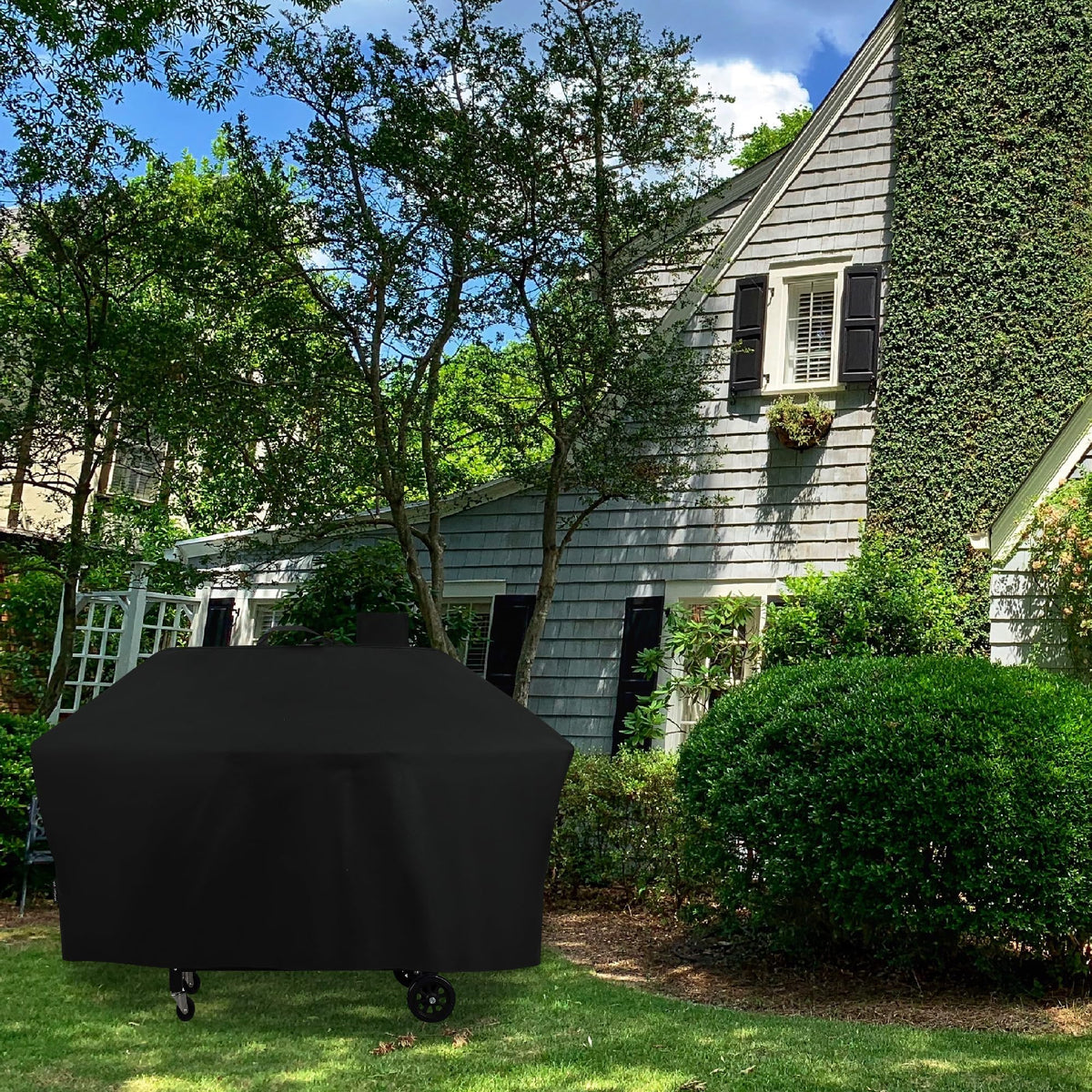 Suphomeware weather protection shields the grill from UV rays and harsh weather.