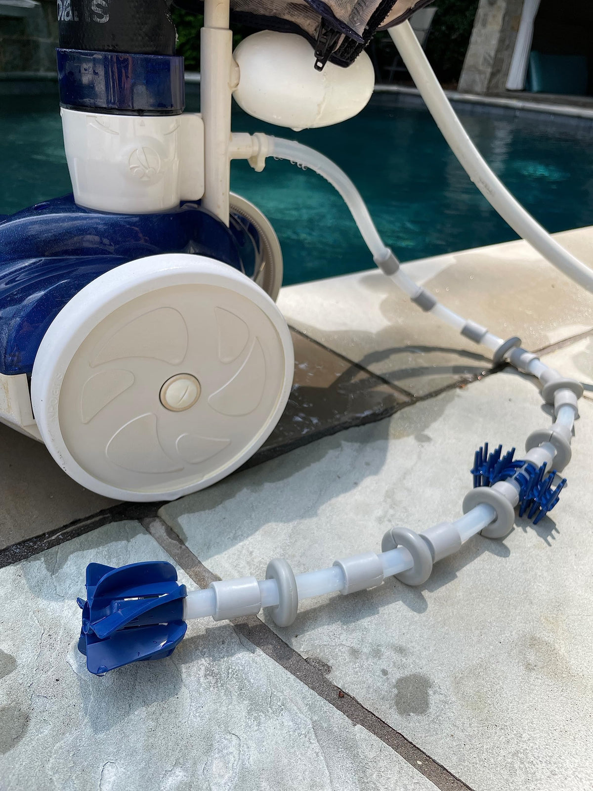 Swasher PRO No Spray cleans waterline and walls with a rotating flexible scrubber.