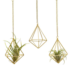 SZRUIZFZ geometric pentagon hanger closeup with gold finish and solid chain