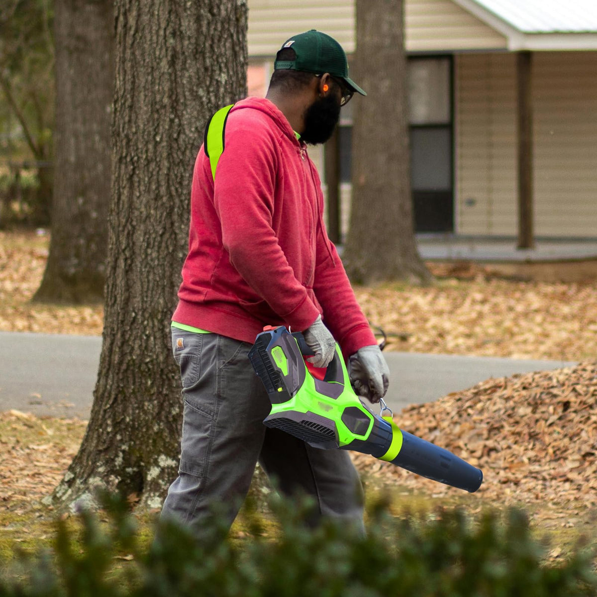 Tanmqin leaf blower use reduces wrist fatigue during extended jobs.