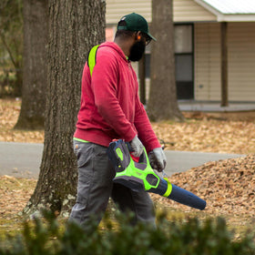 Tanmqin leaf blower use reduces wrist fatigue during extended jobs.