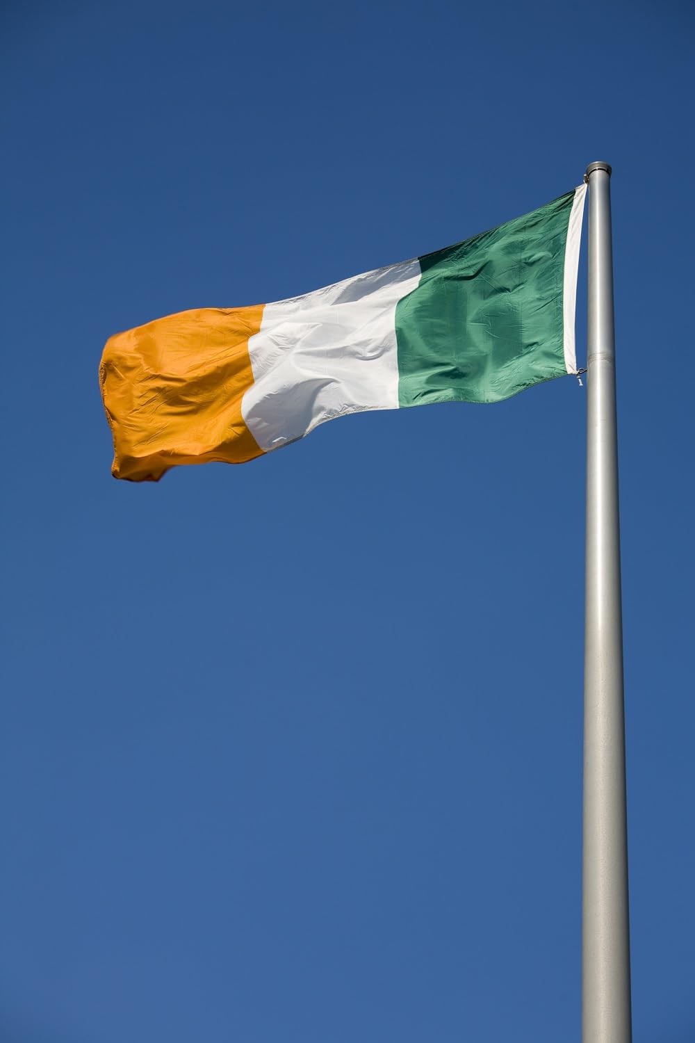 TCTOHZNG Irish Flag easy to install with sturdy header.