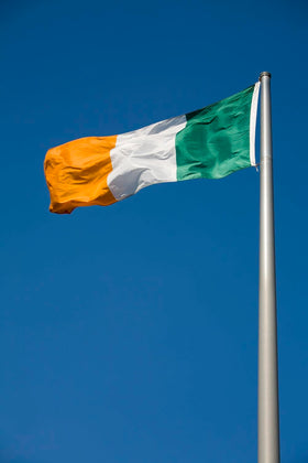 TCTOHZNG Irish Flag easy to install with sturdy header.
