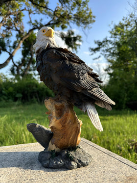 Teaeeno eagle garden sculpture designed for weather-resistant outdoor display.