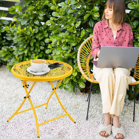 TeoKJ sunflower-cutout motif enhances garden ambiance.