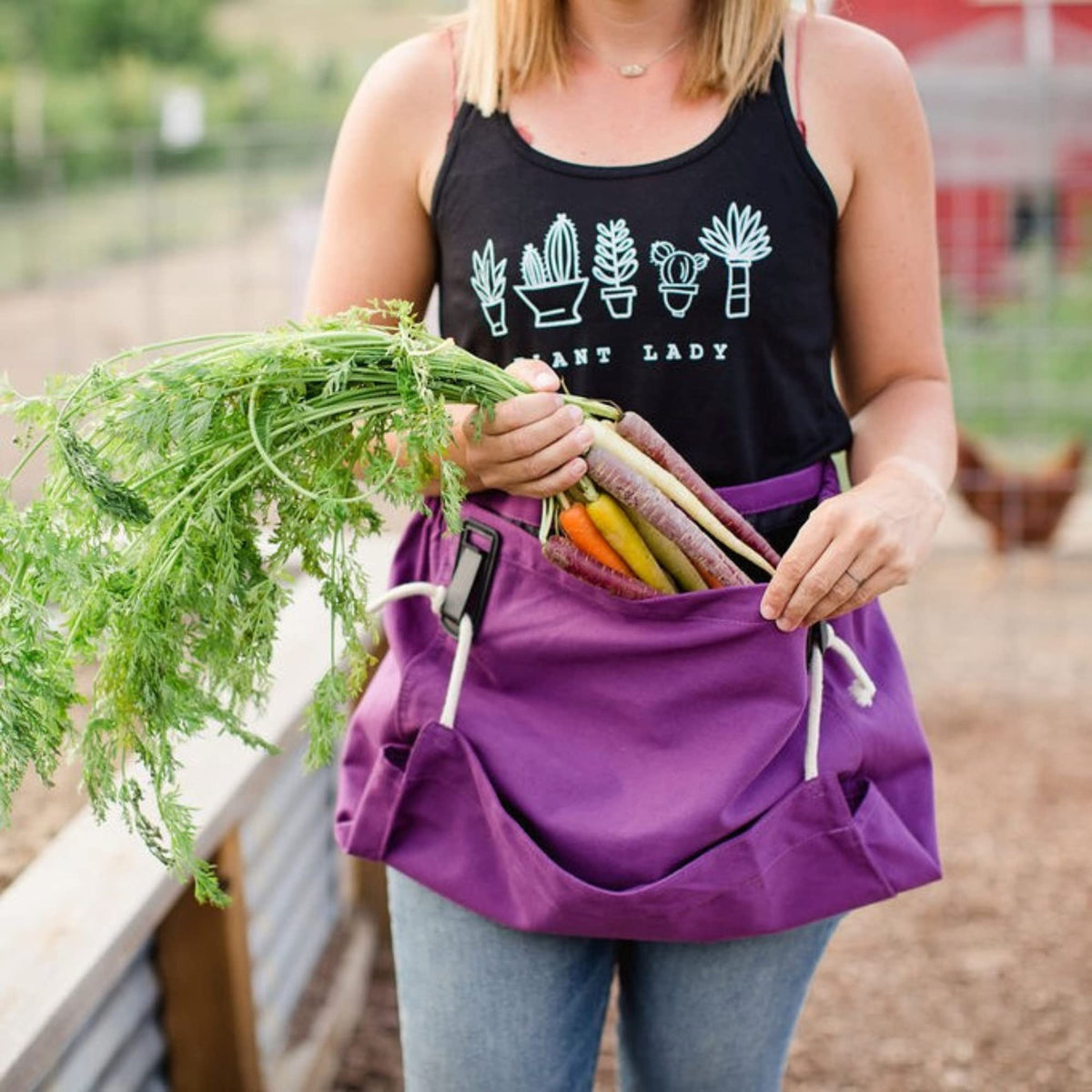 The Roo emptying pouch with water-resistant liner enables clean, dry harvest sessions.