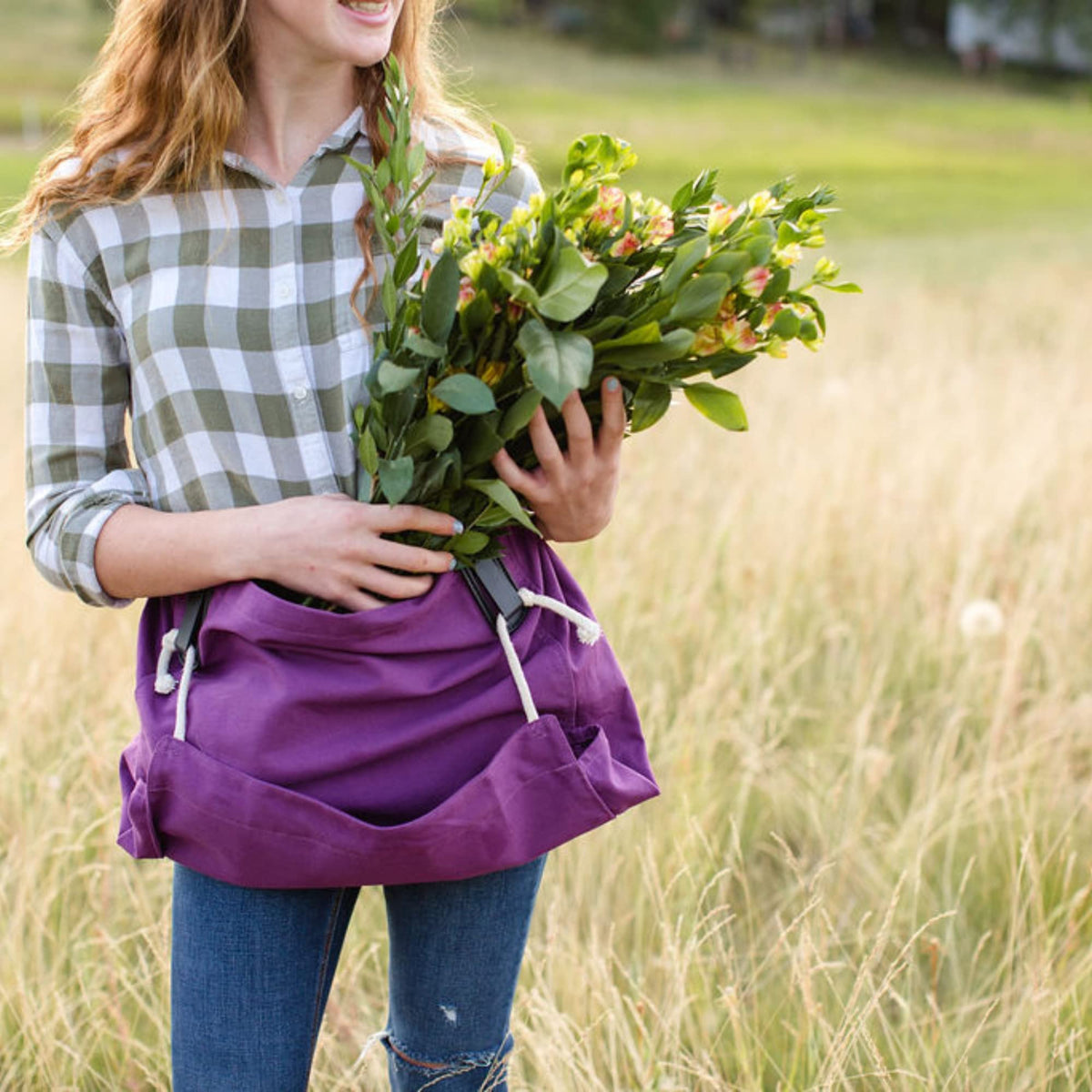 The Roo large harvesting pocket offers 21x13.5 inch capacity.