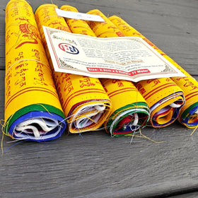 Five-roll bundle of 50 flags totaling 11 meters of color for versatile display.