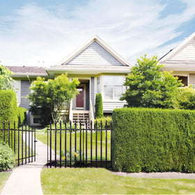 Thealyn metal garden fence 32-inch height provides a pet-safe outdoor separation.