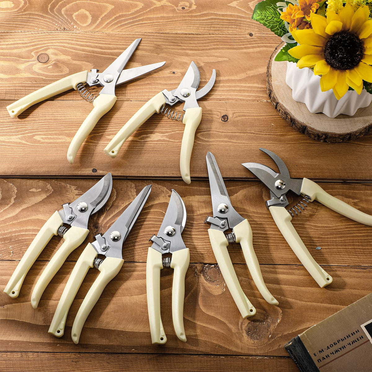 Therwen locking mechanism keeps blades safe when not in use