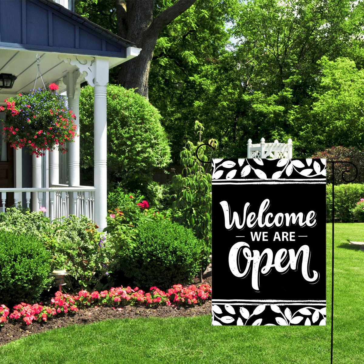 Thriano easy-to-install garden flag fits standard flagpoles.