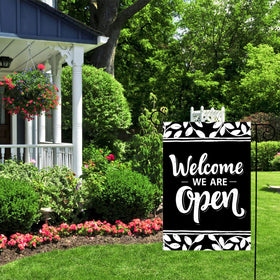 Thriano easy-to-install garden flag fits standard flagpoles.