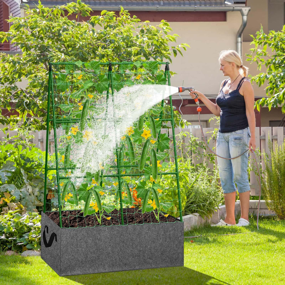 Tidponra trellis netting provides sturdy climbing support and airflow.
