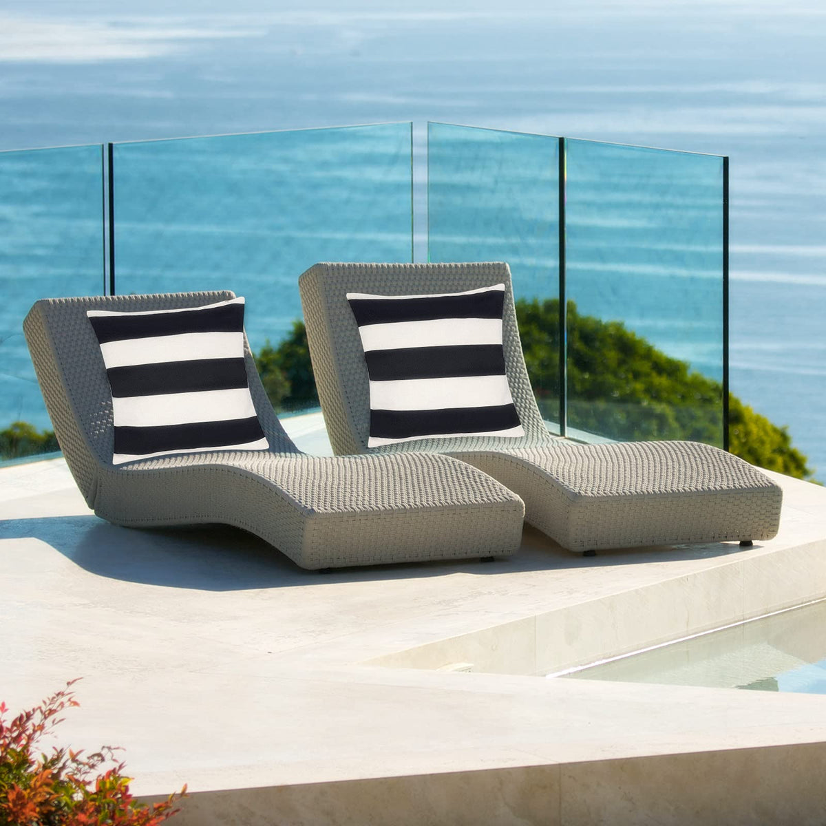 Tiggell water-repellent cushion cover guards against splashes and spills.