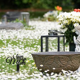 Tinideya Mom Memorial Stake durability emphasizes weatherproof, rust-resistant design