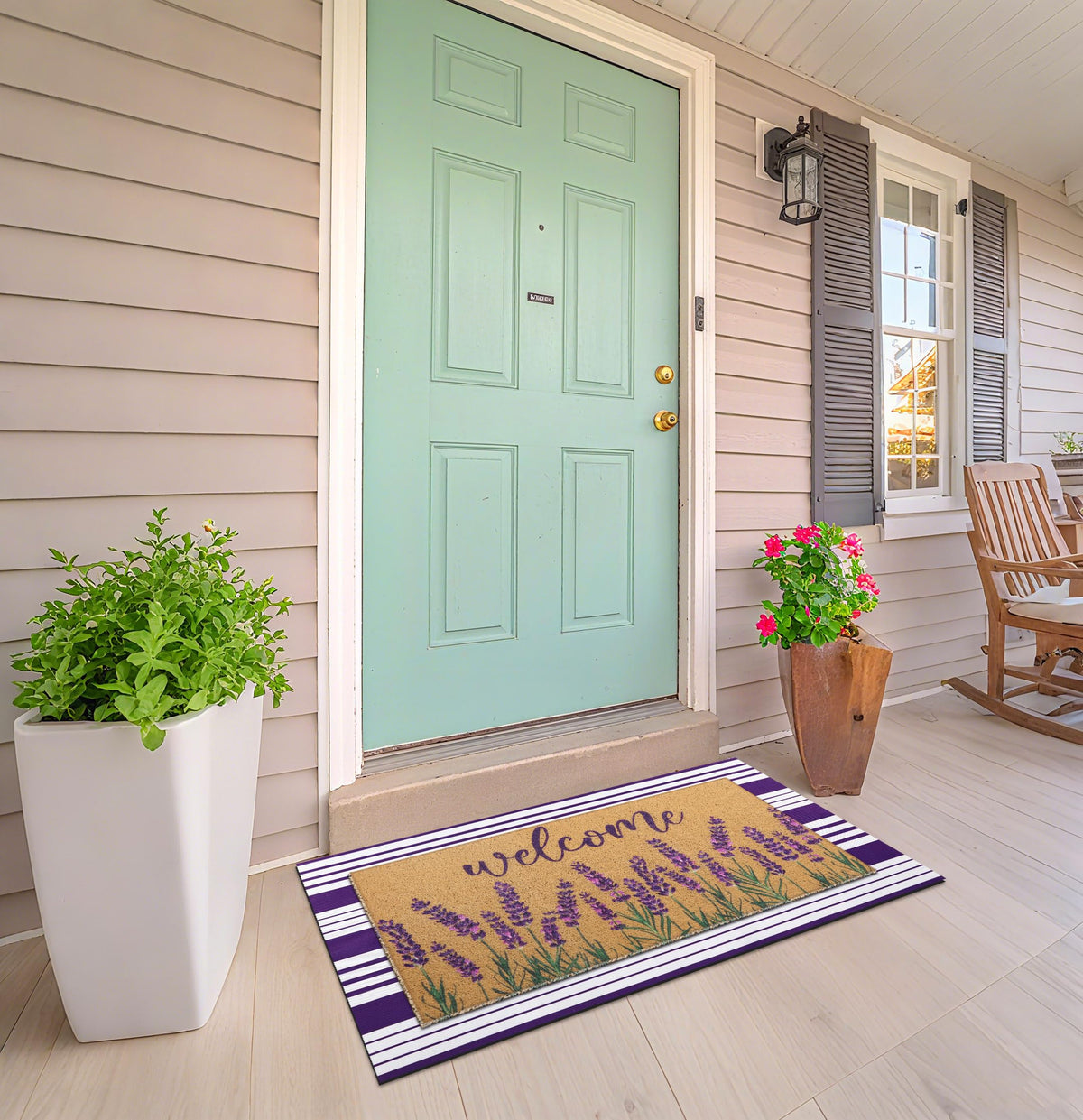 Tinideya non-slip backing keeps this doormat secure on floors.
