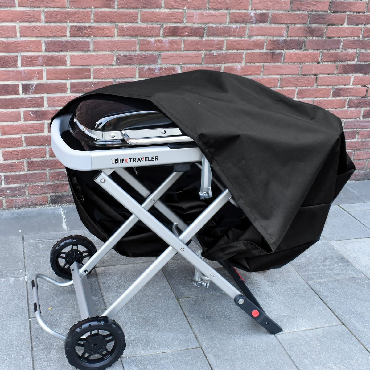 TOHONFOO cover with adjustable buckles secures the grill against winds.