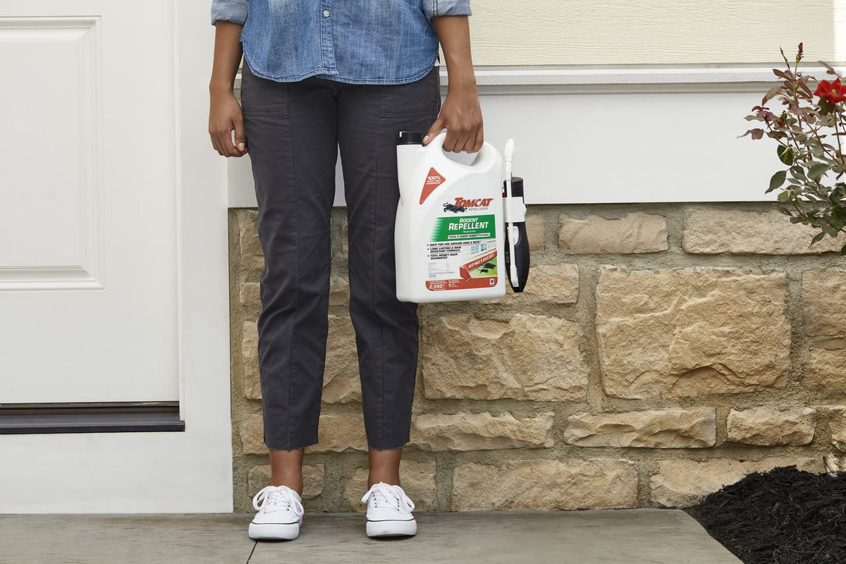 Tomcat 1-gallon bottle highlighting rain-resistant, long-lasting protection.