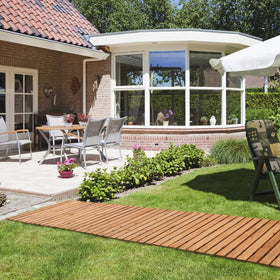 TONAHUTU drainage spacers keep the boards elevated to promote drainage and air flow.