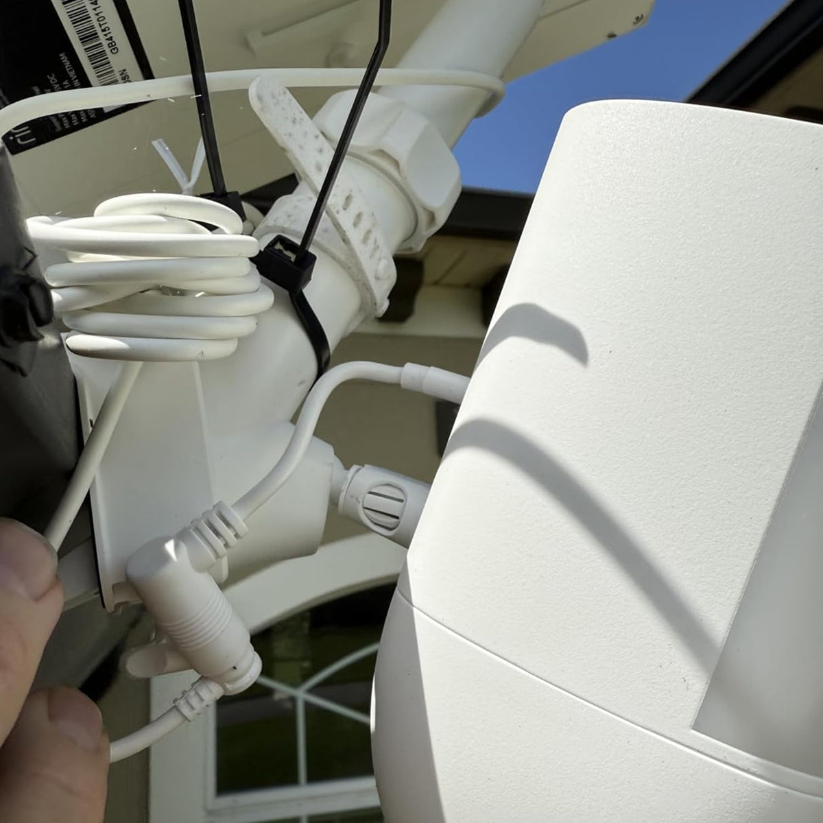 Tonton plug-and-play installation requires no tools for quick setup.