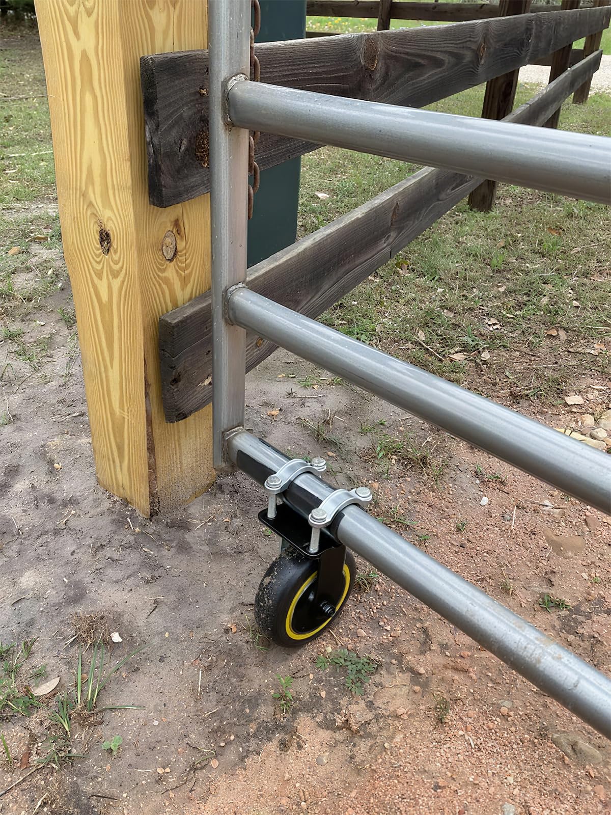 TOOPTATE anti-slip base and clamps securing a gate wheel for stability