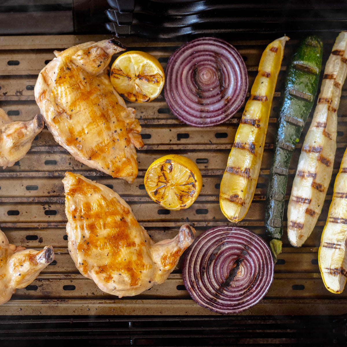 Traeger ModiFIRE accessory illustrating 475°F searing target for optimal browning.