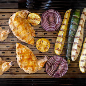 Traeger ModiFIRE accessory illustrating 475°F searing target for optimal browning.