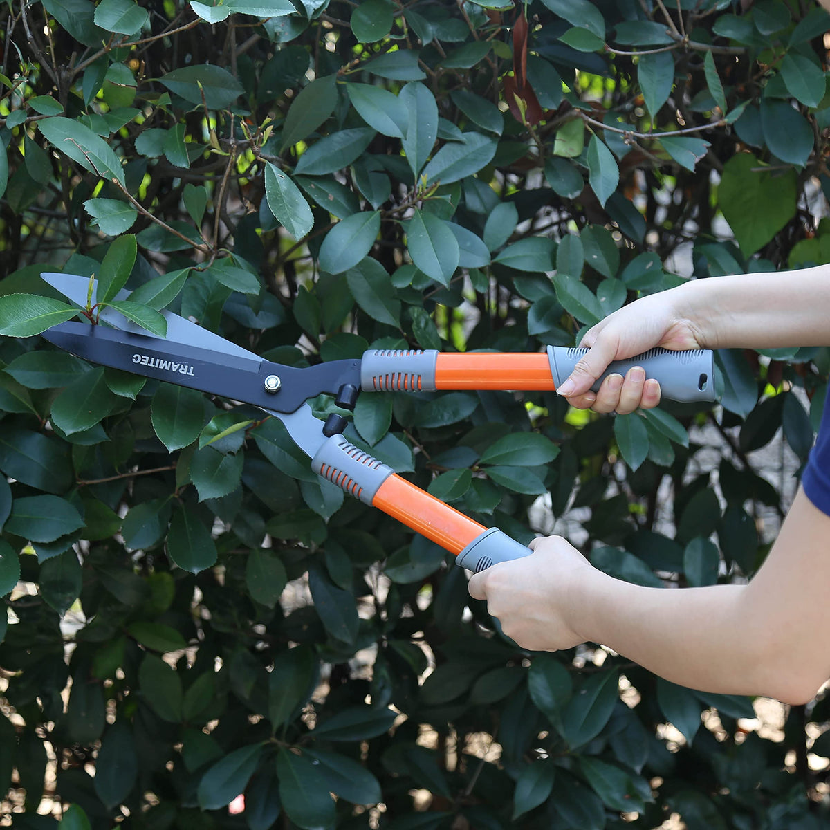 TRAMITEC non-slip grips improve control during trimming sessions.