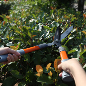 TRAMITEC hedge clippers with shock-absorbing bumpers reduce vibration.