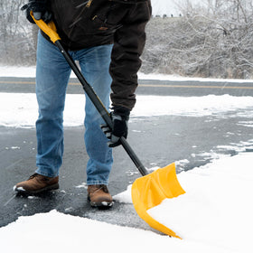 TRUE TEMPER 18-inch head covers wide areas of fluffy snow quickly.