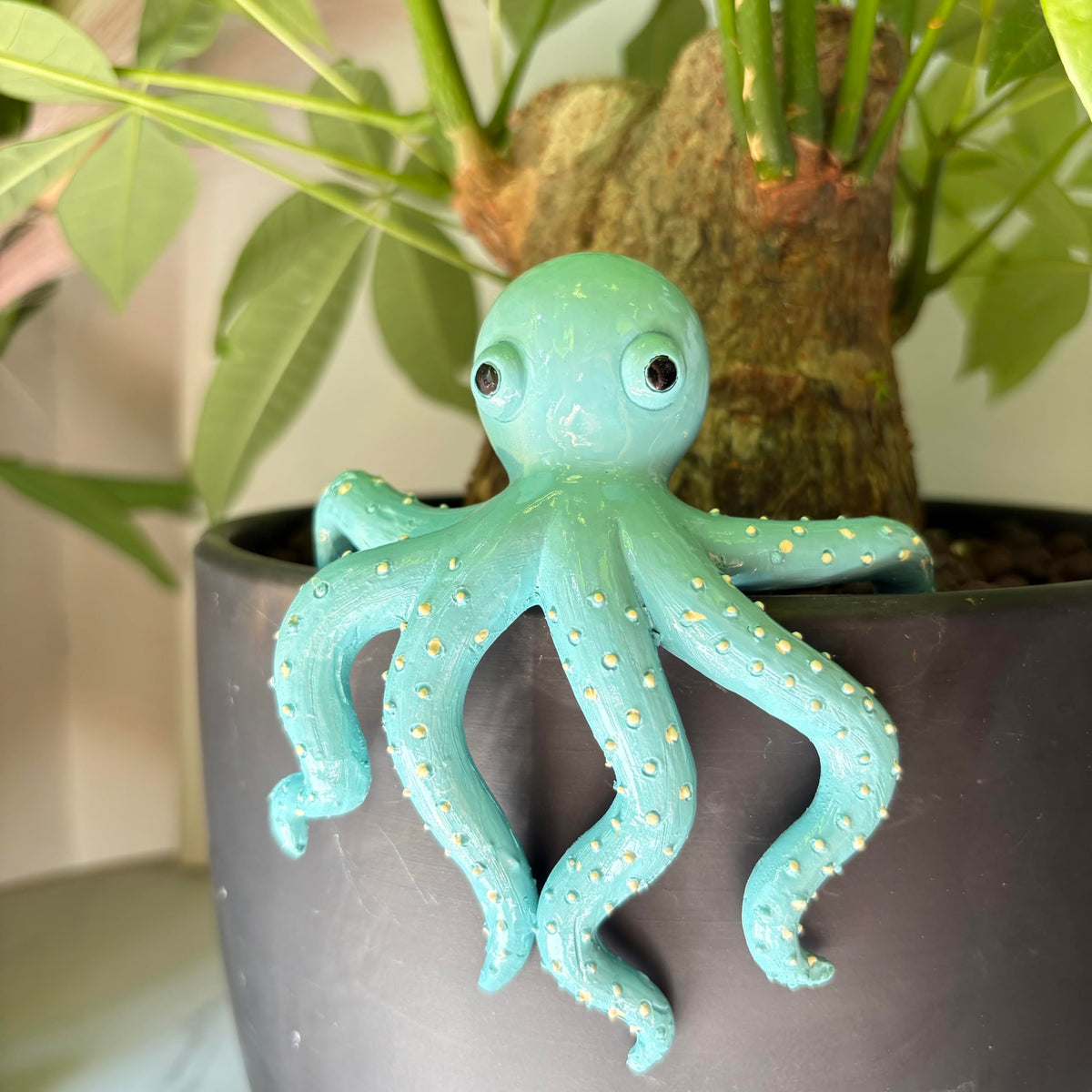 TSCVPJL otter flower pot hugger climber, versatile outdoor decor.