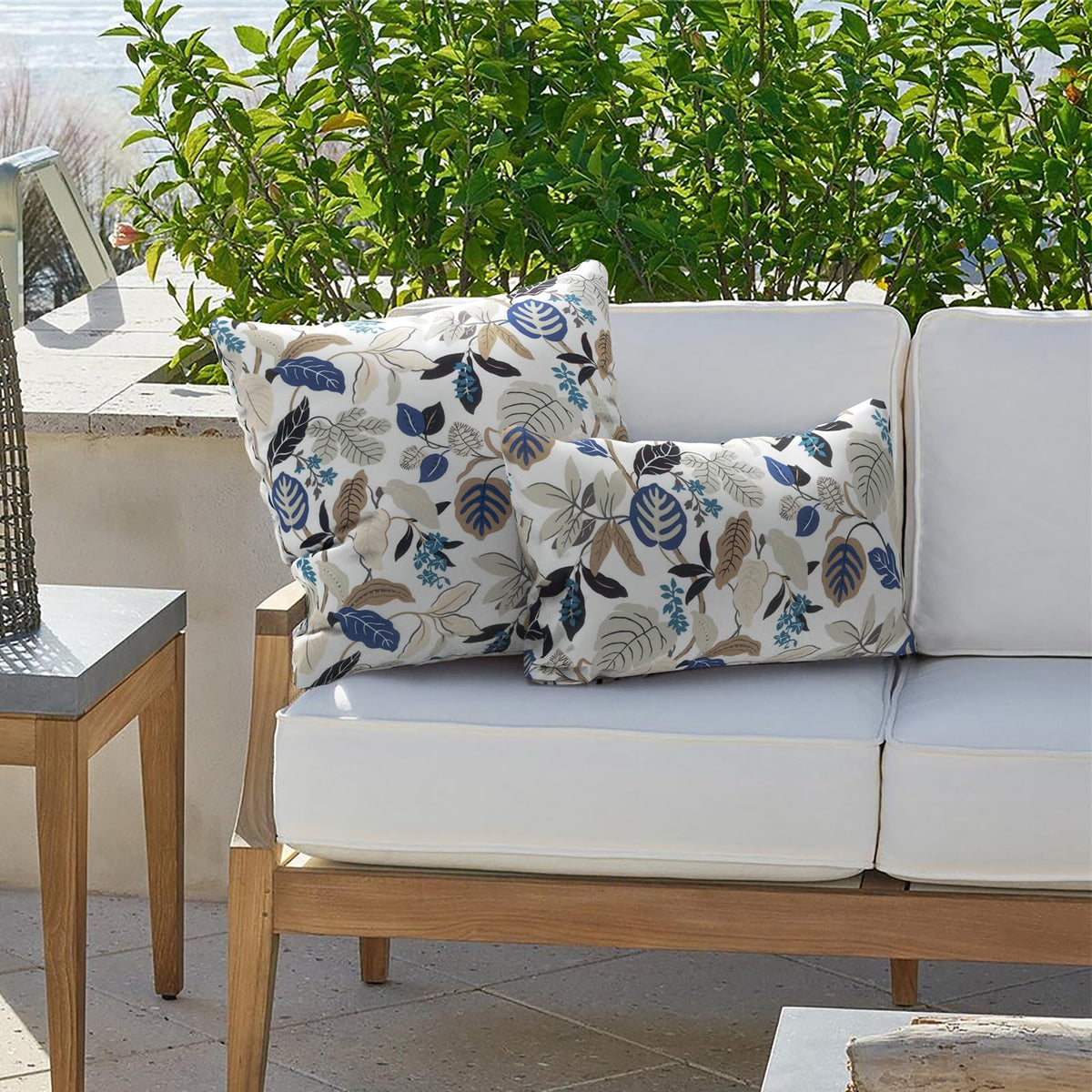 TWLEAR Pack of 2 outdoor lumbar pillows for patio or garden