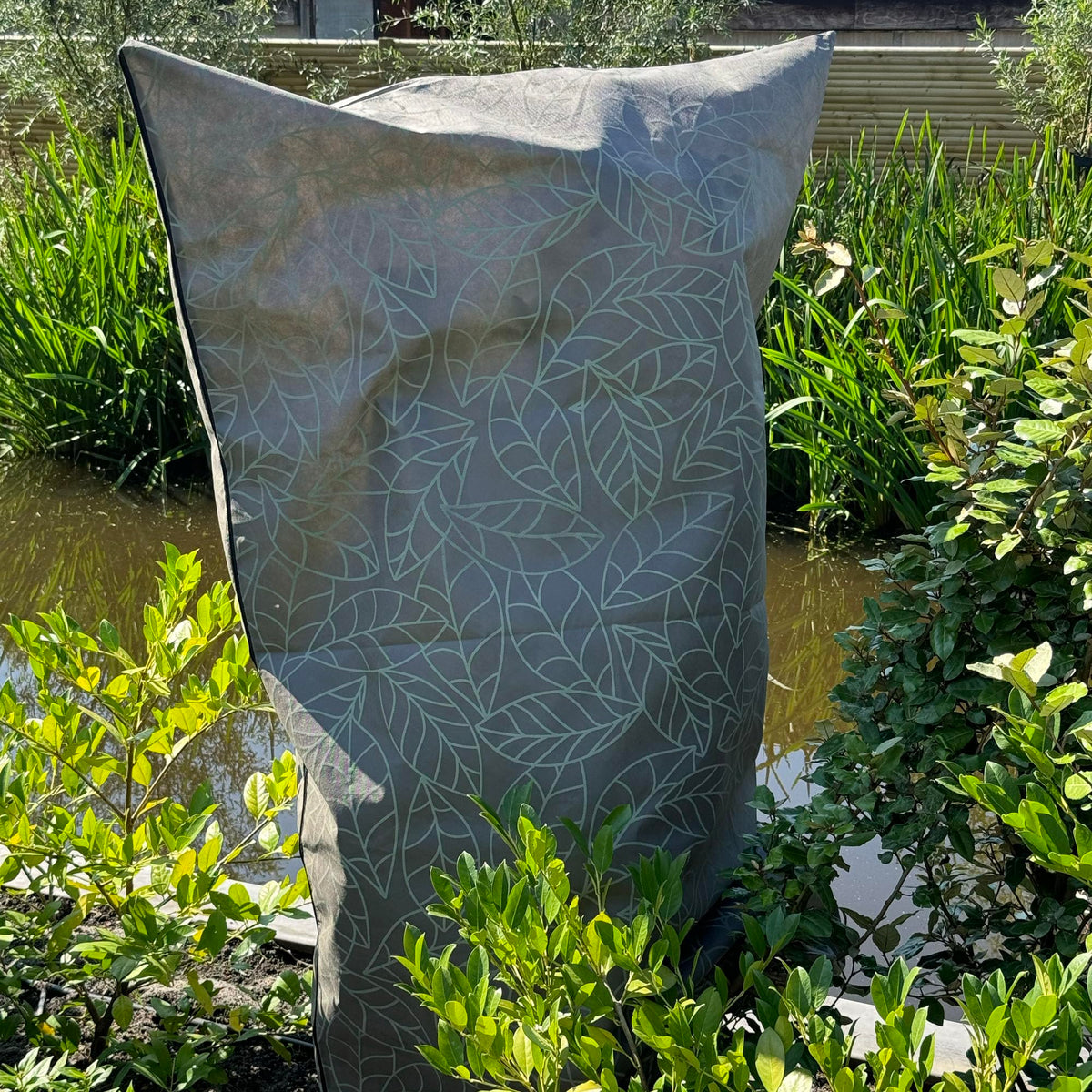 UB-STORE plant cover with zipper drawstring keeps frost out and fits snugly.