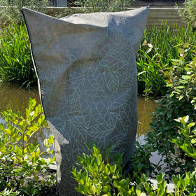 UB-STORE plant cover with zipper drawstring keeps frost out and fits snugly.
