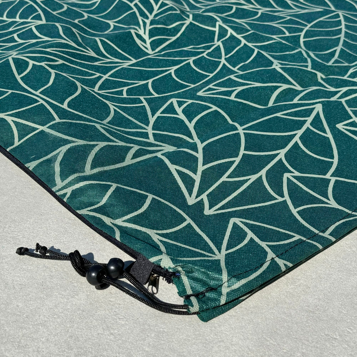 UB-STORE water-resistant outer layer blocks rain and frost.