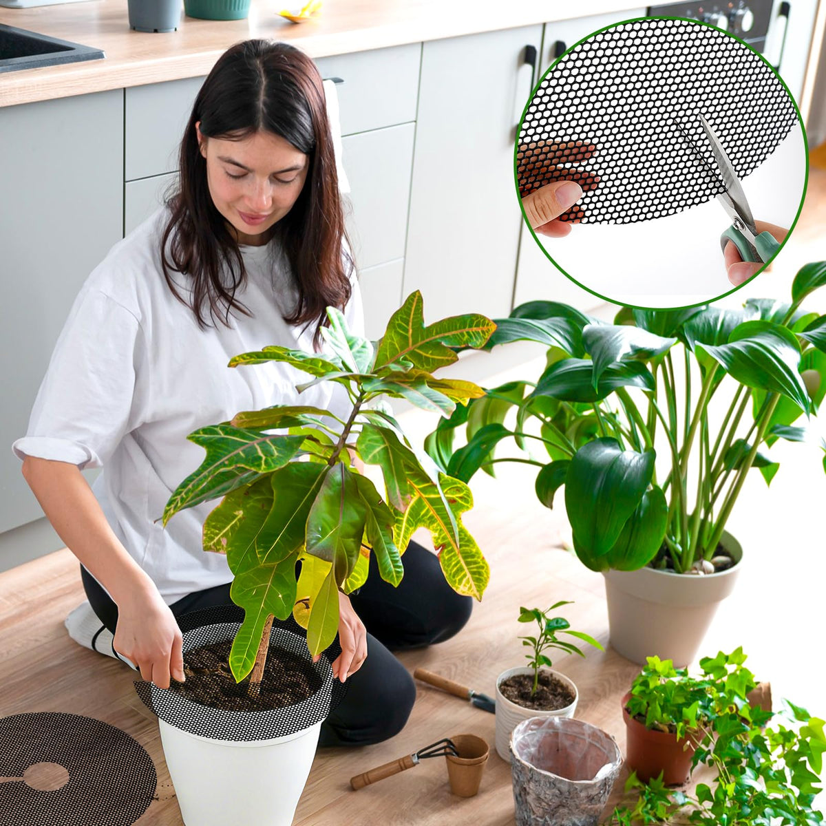 UCandy 30 metal stakes anchor the grid firmly for outdoor pots.