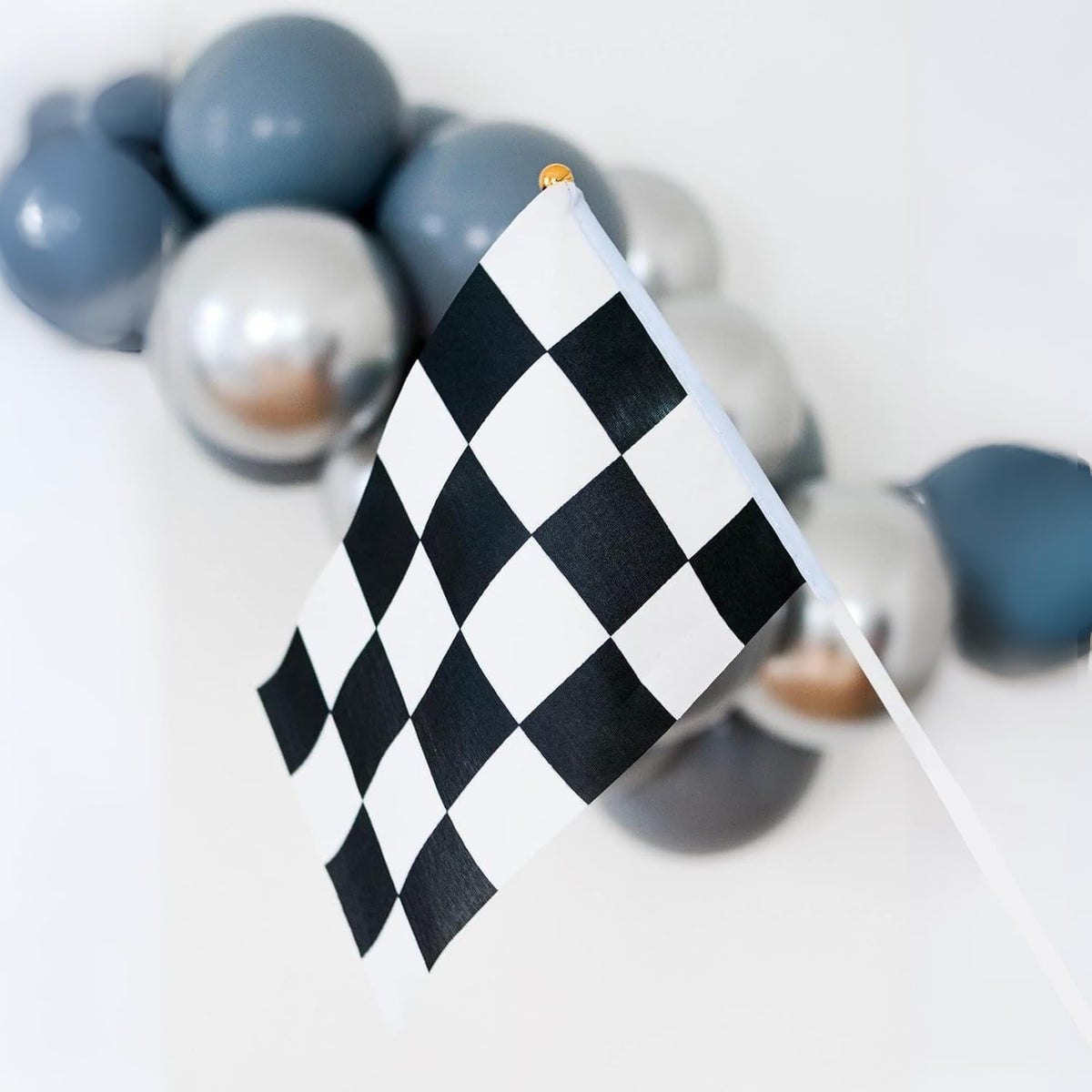 Uelfbaby racing party decor enhances car-themed celebrations