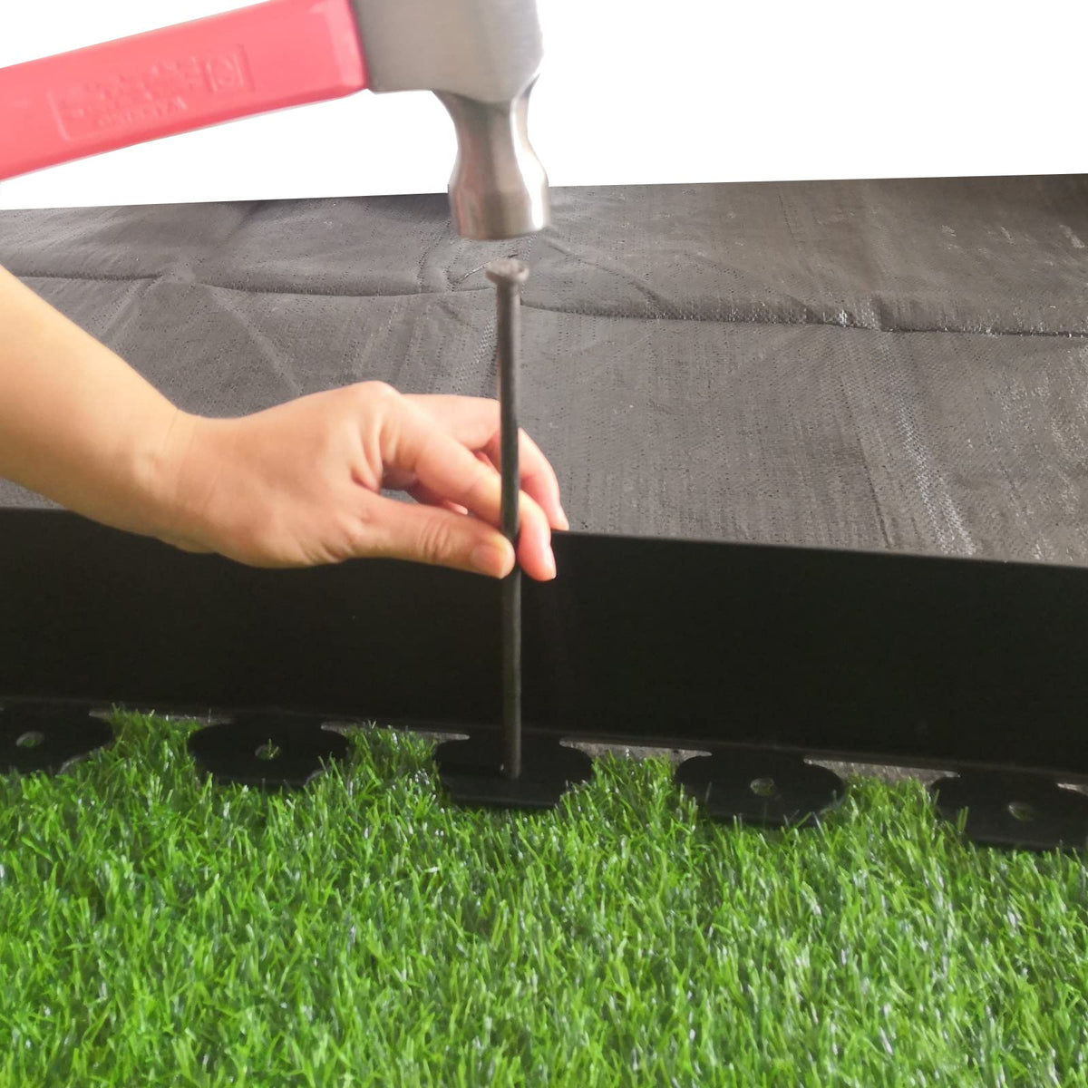 UEUORF heavy-duty metal stakes withstand diverse soils while securing borders.
