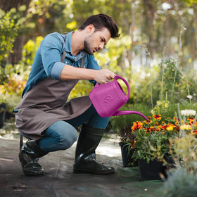 UFANME long-stem spout enables precise water flow to pots.