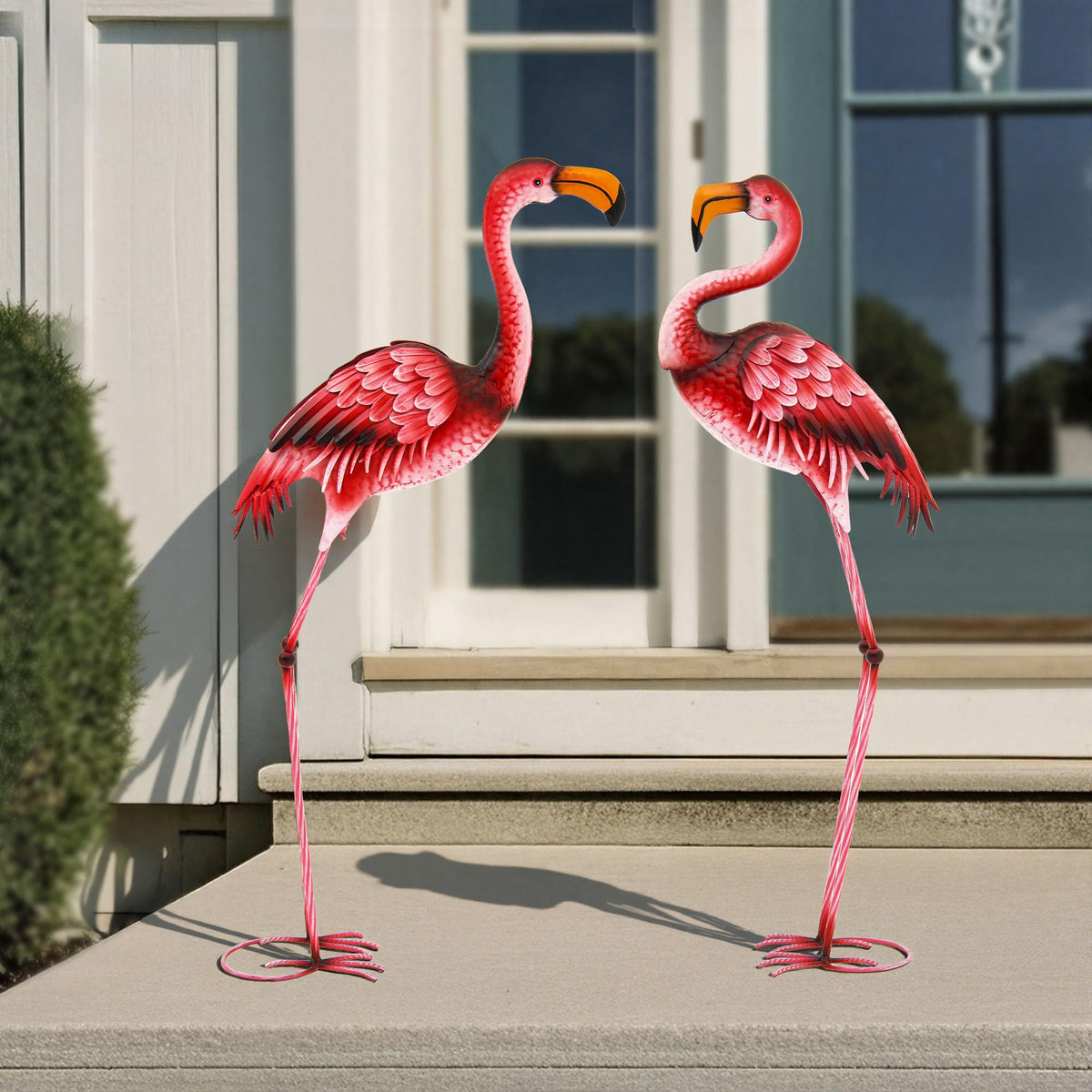 Ultym gift-ready flamingo statue for housewarmings and garden lovers.