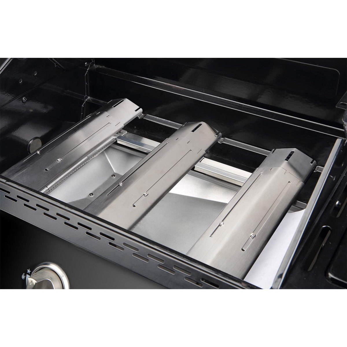 Smooth heat tent surface from Unicook makes cleaning easier after grilling.