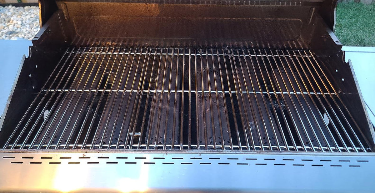 Uniflasy 17x11-1/8-inch grate dimensions provide generous cooking space.