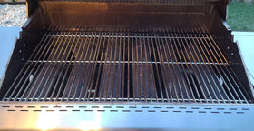 Uniflasy 17x11-1/8-inch grate dimensions provide generous cooking space.