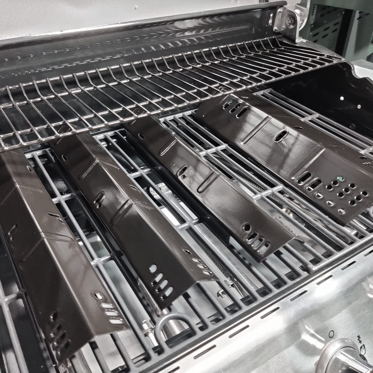 Easy-clean surface on Uniflasy plates, ideal for quick post-cook maintenance.