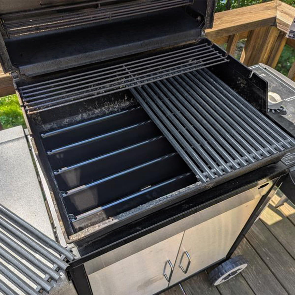 Uniflasy even-heat distribution grates promote uniform grilling